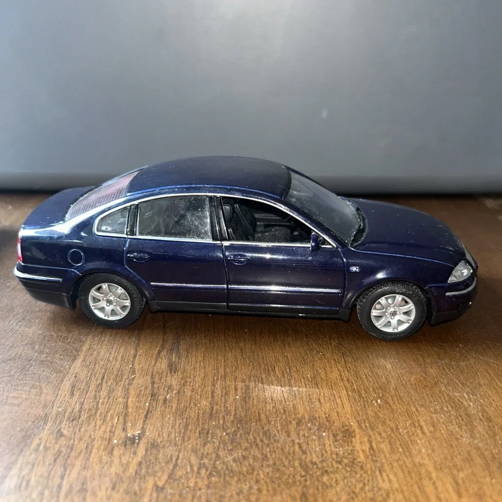 Welly 1:18 Scale‎ 2001 Volkswagen Passat Sedan Blue Loose Diecast Car